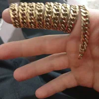 زنجیر طلایی رنگ