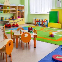 مربی و نیروی خدمات مهدکودک