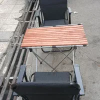 صندلی مسافرتی با میز چوبی