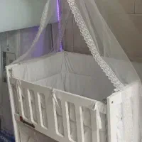 تخت کنار مادر