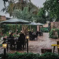 کار در کافه از ساعت هفت تا سه ظهر