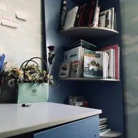 میز تحریر و صندلی  و کتابخانه