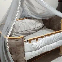 تخت کنار مادر گهواره ای