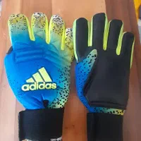 دستکش دروازه‌بانی در حد نو با روی لاتکس