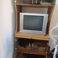 تلویزیون بهمراه میز