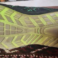 یه جفت کفش اسپورت در حد والیبالی و...