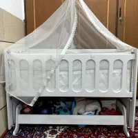 تخت نوزاد و چندتکه وسیله بچه