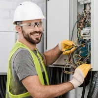 نیرو برقکار کارگر برق کار ساختمان