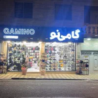 فروشنده در فروشگاه کفش
