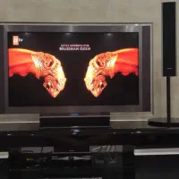 تلویزیون سونی با سینما خانگی و میز تلویزیون