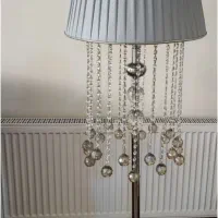 آباژور ایستاده کنارسالنی