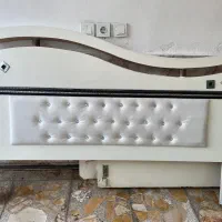 تخت خواب دو نفره همراه پاتختی