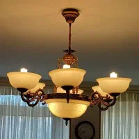 لوستر برنزی کلاسیک با حباب شیشه‌ای طرح‌دار