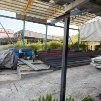 کارگر ساده در آهن فروشی