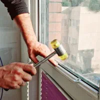 تعمیرات و تنظم درب و پنجره دوجداره شیشه pcv