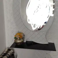 آینه و کنسول  همراه ساعت.