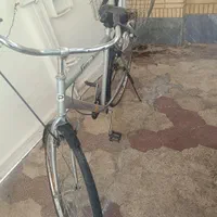 دوچرخه قدیمی سالم ومحکم تو خونه داره خاک میخوره|دوچرخه، اسکیت، اسکوتر|شیراز, قلعه شاهزاده بیگم|دیوار