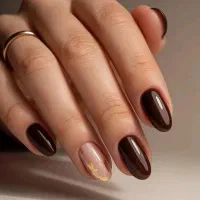 مدل برای خدمات ناخن فقط هزینه مواد دریافت میشه