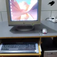 کامپیوتر و میز