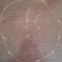 طلا گردن بند  رو لباسی و گوشواره درحد نو