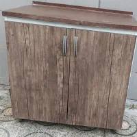 یک عدد کابینت در حد نو با بدنه فلزی درب چوبی