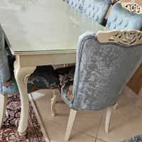 هشت تا صندلی ناهار خوری بدون میز تمیز و مرتب وشیک