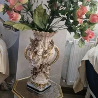 گلدان ومیز وگل