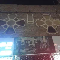 دوتا پنجره بزرگ وسه تا پنجره کوچیک اهنی با شیشه