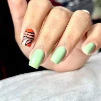 خدمات کاشت ناخن با تخفیف ویژه