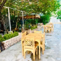 تخت و صندلی چوبی سنتی