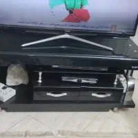 میز تلویزیون و لوستر دوتا گلدان