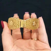 مدال و زنجیر و دستبند برابر تابلو