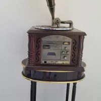 گرامافون به همراه میز