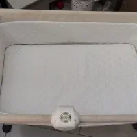تخت نوزاد کنار مادر
