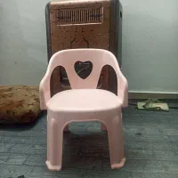صندلی کودک در حد نو سه عدد صورتی