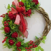 حلقههای گل وانار پشت دری