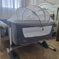 تخت خواب کودک کنار مادر