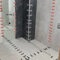 کاشی‌کاری واسلب با تراز لیزری(بدون ناخنک)