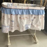 تخت کودک کنار مادر