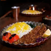 آشپز و نیروی ساده و پیک موتوری