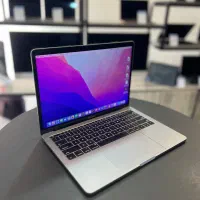 یه عدد مک بوک پرو ۲۰۱۷ MacBook pro 2017