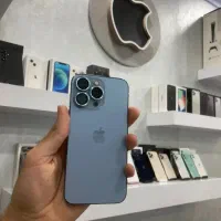 همکار خانم در فروشگاه موبایل