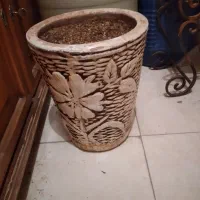 چند گلدان خالی سفالی وسنگی ویک زیر گلدانی فلزی