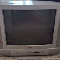 تلویزیون ال جی همراه با میز شیشه‌ای