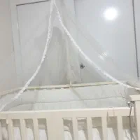 تخت کنار مادر