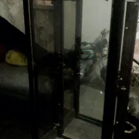 گنجه‌‌.رنگ‌قهوه‌ای‌سوخته.با۳طبقه‌شیشه‌ای.