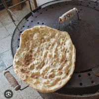 شاطر برای پخت نان محلی در کبابی