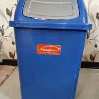 سطل زباله بزرگ در دار