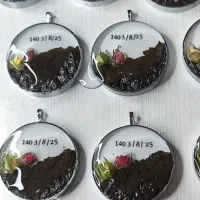 گردبند و سرسویجی خاک و عکس عزیزانه از دست رفته