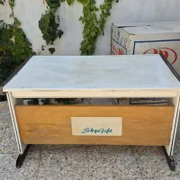 میز اداری . کامپیوتر. دفترکار